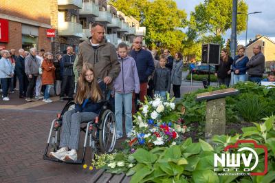 Stil verdriet en diepe eerbied: indrukwekkende menigte herdenkt oorlogsslachtoffers met kranslegging op ’t Harde - © NWVFoto.nl