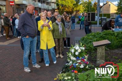 Stil verdriet en diepe eerbied: indrukwekkende menigte herdenkt oorlogsslachtoffers met kranslegging op ’t Harde - © NWVFoto.nl