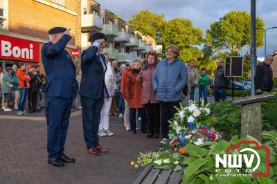 Stil verdriet en diepe eerbied: indrukwekkende menigte herdenkt oorlogsslachtoffers met kranslegging op ’t Harde - © NWVFoto.nl