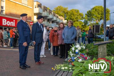 Stil verdriet en diepe eerbied: indrukwekkende menigte herdenkt oorlogsslachtoffers met kranslegging op ’t Harde - © NWVFoto.nl