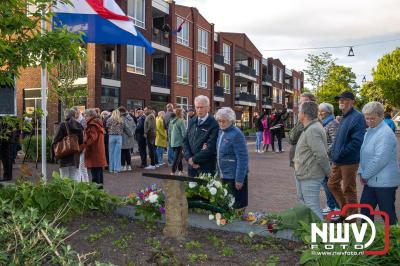 Stil verdriet en diepe eerbied: indrukwekkende menigte herdenkt oorlogsslachtoffers met kranslegging op ’t Harde - © NWVFoto.nl