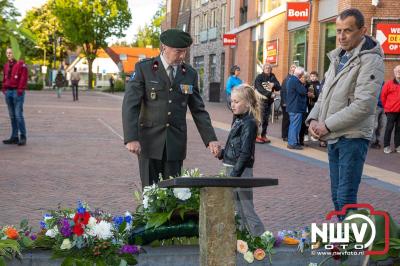 Stil verdriet en diepe eerbied: indrukwekkende menigte herdenkt oorlogsslachtoffers met kranslegging op ’t Harde - © NWVFoto.nl