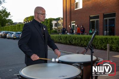 Stil verdriet en diepe eerbied: indrukwekkende menigte herdenkt oorlogsslachtoffers met kranslegging op ’t Harde - © NWVFoto.nl
