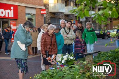 Stil verdriet en diepe eerbied: indrukwekkende menigte herdenkt oorlogsslachtoffers met kranslegging op ’t Harde - © NWVFoto.nl