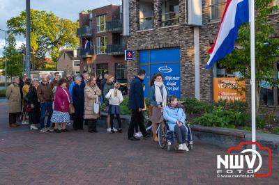 Stil verdriet en diepe eerbied: indrukwekkende menigte herdenkt oorlogsslachtoffers met kranslegging op ’t Harde - © NWVFoto.nl