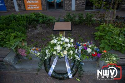 Stil verdriet en diepe eerbied: indrukwekkende menigte herdenkt oorlogsslachtoffers met kranslegging op ’t Harde - © NWVFoto.nl