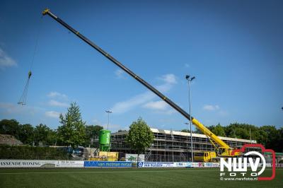 Vlag in Top! Thijs Brink Bekroont de Owios-Nieuwbouw met Eervol Moment. - © NWVFoto.nl
