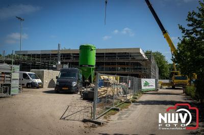 Vlag in Top! Thijs Brink Bekroont de Owios-Nieuwbouw met Eervol Moment. - © NWVFoto.nl