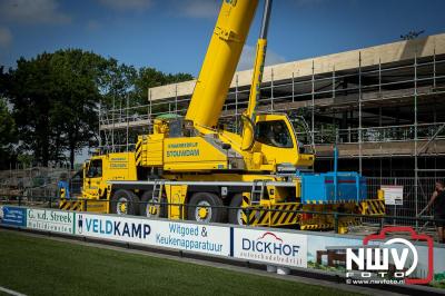 Vlag in Top! Thijs Brink Bekroont de Owios-Nieuwbouw met Eervol Moment. - © NWVFoto.nl