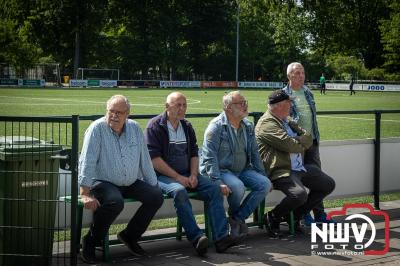 Vlag in Top! Thijs Brink Bekroont de Owios-Nieuwbouw met Eervol Moment. - © NWVFoto.nl