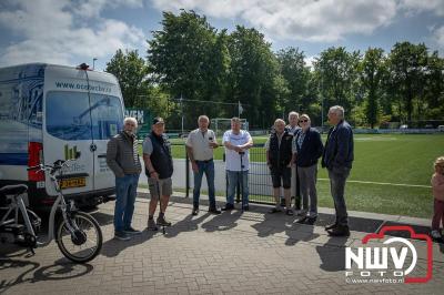 Vlag in Top! Thijs Brink Bekroont de Owios-Nieuwbouw met Eervol Moment. - © NWVFoto.nl