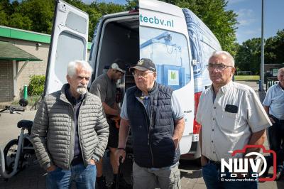 Vlag in Top! Thijs Brink Bekroont de Owios-Nieuwbouw met Eervol Moment. - © NWVFoto.nl