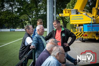 Vlag in Top! Thijs Brink Bekroont de Owios-Nieuwbouw met Eervol Moment. - © NWVFoto.nl