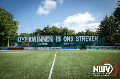 Vlag in Top! Thijs Brink Bekroont de Owios-Nieuwbouw met Eervol Moment. - © NWVFoto.nl