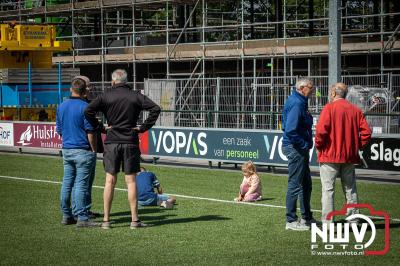 Vlag in Top! Thijs Brink Bekroont de Owios-Nieuwbouw met Eervol Moment. - © NWVFoto.nl