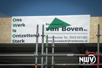 Vlag in Top! Thijs Brink Bekroont de Owios-Nieuwbouw met Eervol Moment. - © NWVFoto.nl