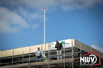 Vlag in Top! Thijs Brink Bekroont de Owios-Nieuwbouw met Eervol Moment. - © NWVFoto.nl