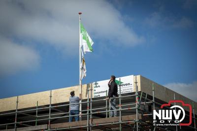 Vlag in Top! Thijs Brink Bekroont de Owios-Nieuwbouw met Eervol Moment. - © NWVFoto.nl