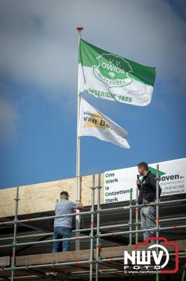 Vlag in Top! Thijs Brink Bekroont de Owios-Nieuwbouw met Eervol Moment. - © NWVFoto.nl