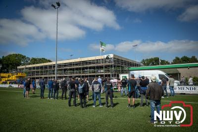 Vlag in Top! Thijs Brink Bekroont de Owios-Nieuwbouw met Eervol Moment. - © NWVFoto.nl