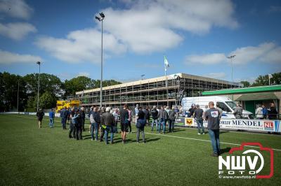 Vlag in Top! Thijs Brink Bekroont de Owios-Nieuwbouw met Eervol Moment. - © NWVFoto.nl