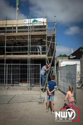 Vlag in Top! Thijs Brink Bekroont de Owios-Nieuwbouw met Eervol Moment. - © NWVFoto.nl