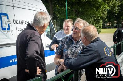 Vlag in Top! Thijs Brink Bekroont de Owios-Nieuwbouw met Eervol Moment. - © NWVFoto.nl