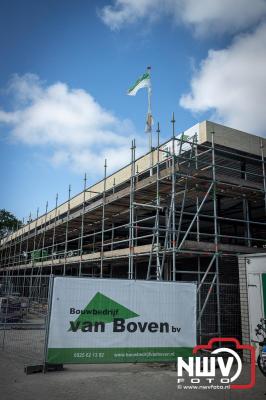 Vlag in Top! Thijs Brink Bekroont de Owios-Nieuwbouw met Eervol Moment. - © NWVFoto.nl
