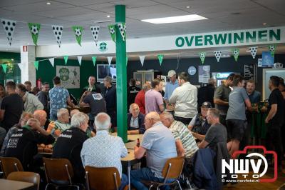Vlag in Top! Thijs Brink Bekroont de Owios-Nieuwbouw met Eervol Moment. - © NWVFoto.nl