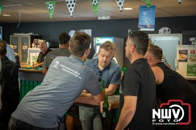 Vlag in Top! Thijs Brink Bekroont de Owios-Nieuwbouw met Eervol Moment. - © NWVFoto.nl