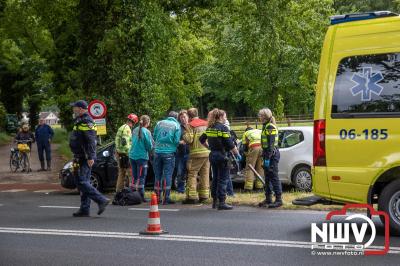 Drie personen nagekeken in ambulance na flinke kop-staartbotsing op N309 bij ’t Harde. - © NWVFoto.nl