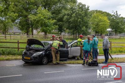 Drie personen nagekeken in ambulance na flinke kop-staartbotsing op N309 bij ’t Harde. - © NWVFoto.nl