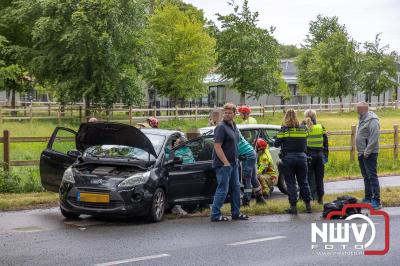 Drie personen nagekeken in ambulance na flinke kop-staartbotsing op N309 bij ’t Harde. - © NWVFoto.nl