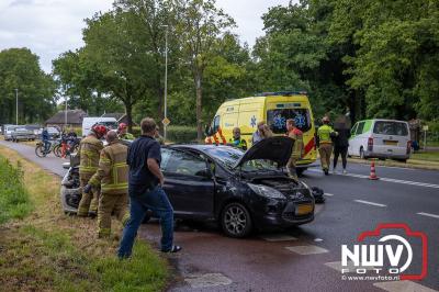 Drie personen nagekeken in ambulance na flinke kop-staartbotsing op N309 bij ’t Harde. - © NWVFoto.nl