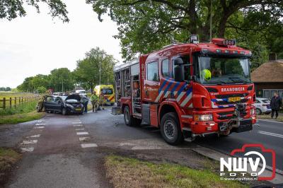 Drie personen nagekeken in ambulance na flinke kop-staartbotsing op N309 bij ’t Harde. - © NWVFoto.nl