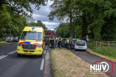 Drie personen nagekeken in ambulance na flinke kop-staartbotsing op N309 bij ’t Harde. - © NWVFoto.nl