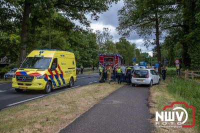 Drie personen nagekeken in ambulance na flinke kop-staartbotsing op N309 bij ’t Harde. - © NWVFoto.nl