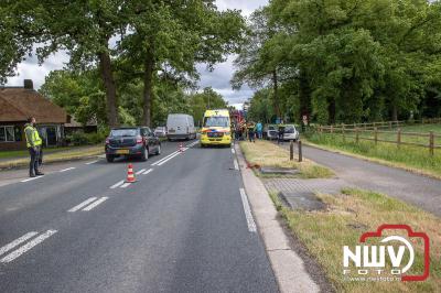 Drie personen nagekeken in ambulance na flinke kop-staartbotsing op N309 bij ’t Harde. - © NWVFoto.nl