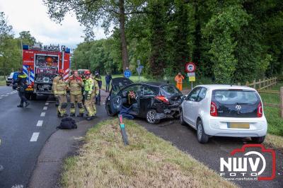 Drie personen nagekeken in ambulance na flinke kop-staartbotsing op N309 bij ’t Harde. - © NWVFoto.nl