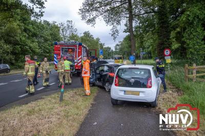 Drie personen nagekeken in ambulance na flinke kop-staartbotsing op N309 bij ’t Harde. - © NWVFoto.nl