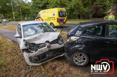 Drie personen nagekeken in ambulance na flinke kop-staartbotsing op N309 bij ’t Harde. - © NWVFoto.nl