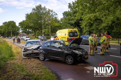 Drie personen nagekeken in ambulance na flinke kop-staartbotsing op N309 bij ’t Harde. - © NWVFoto.nl