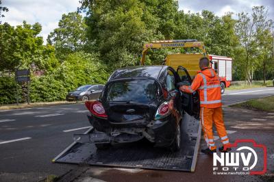 Drie personen nagekeken in ambulance na flinke kop-staartbotsing op N309 bij ’t Harde. - © NWVFoto.nl
