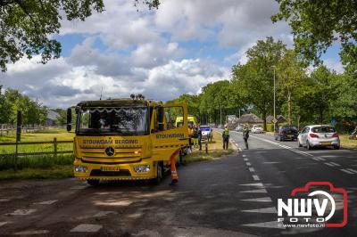 Drie personen nagekeken in ambulance na flinke kop-staartbotsing op N309 bij ’t Harde. - © NWVFoto.nl