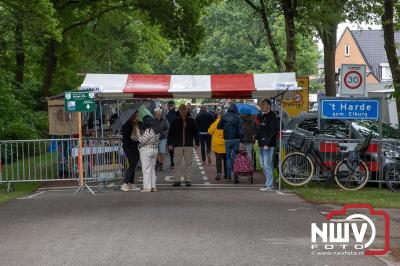 Weer of geen weer: Vlooienmarkt op ’t Harde trekt volop publiek. - © NWVFoto.nl
