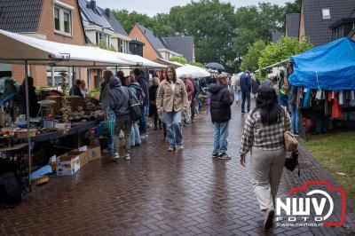 Weer of geen weer: Vlooienmarkt op ’t Harde trekt volop publiek. - © NWVFoto.nl