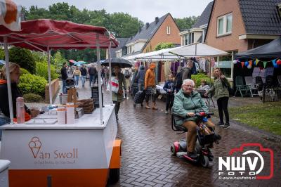 Weer of geen weer: Vlooienmarkt op ’t Harde trekt volop publiek. - © NWVFoto.nl