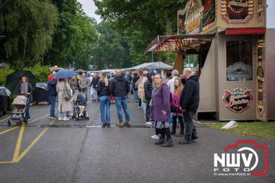 Weer of geen weer: Vlooienmarkt op ’t Harde trekt volop publiek. - © NWVFoto.nl