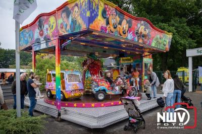 Weer of geen weer: Vlooienmarkt op ’t Harde trekt volop publiek. - © NWVFoto.nl