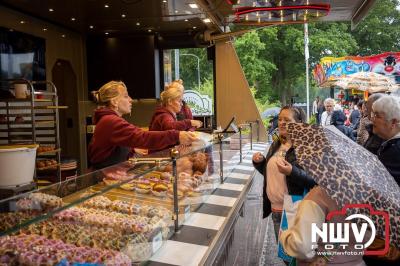 Weer of geen weer: Vlooienmarkt op ’t Harde trekt volop publiek. - © NWVFoto.nl